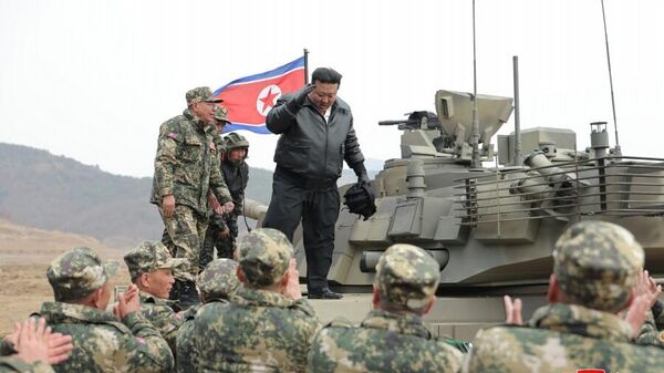 Лидер КНДР Ким Чен Ын у новейшего танка на соревнованиях крупных танковых соединений - 俄羅斯衛星通訊社