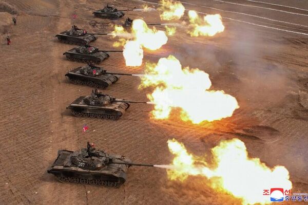 金正恩指導朝鮮人民軍坦克兵大聯合部隊之間對抗訓練比賽 - 俄羅斯衛星通訊社