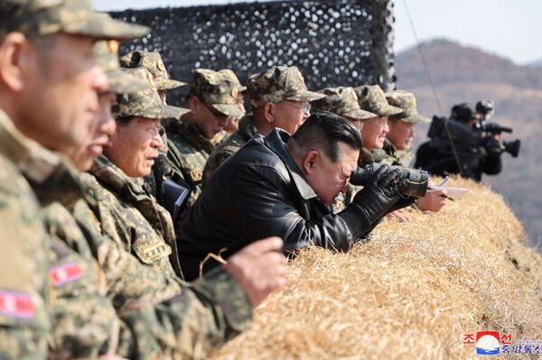 金正恩指導朝鮮人民軍坦克兵大聯合部隊之間對抗訓練比賽 - 俄羅斯衛星通訊社