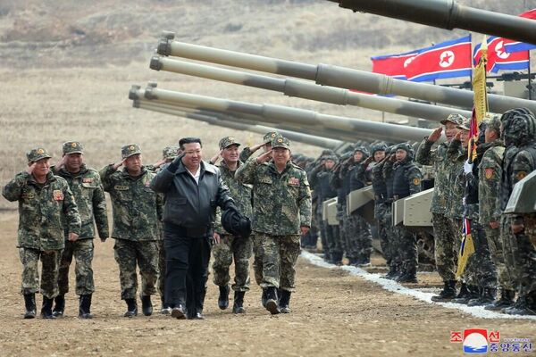 金正恩指导朝鲜人民军坦克兵大联合部队之间对抗训练比赛 - 俄罗斯卫星通讯社