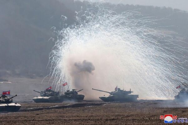 金正恩指导朝鲜人民军坦克兵大联合部队之间对抗训练比赛 - 俄罗斯卫星通讯社