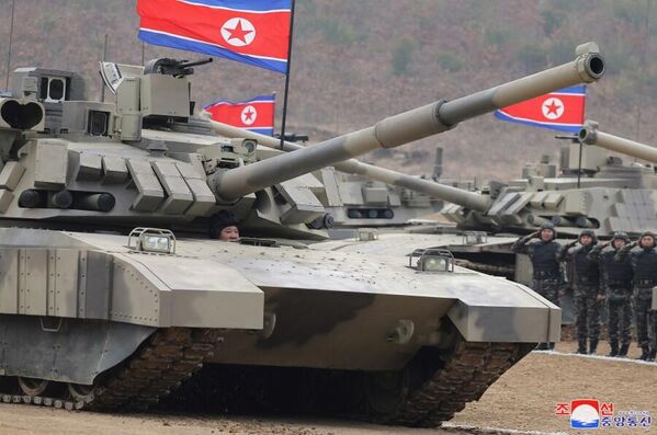 在朝鲜坦克兵大联合部队对抗训练赛上，朝鲜最高领导人金正恩正站在最新型坦克里 - 俄罗斯卫星通讯社
