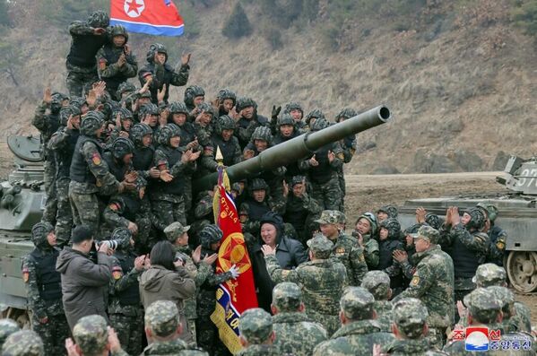 朝鲜坦克兵大联合部队对抗训练赛上，朝鲜最高领导人金正恩被官兵们围绕 - 俄罗斯卫星通讯社