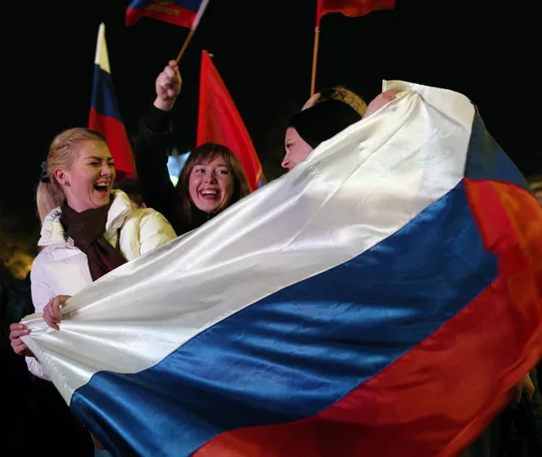 Жительницы Севастополя во время праздничного концерта в честь присоединения Крыма к Российской Федерации
