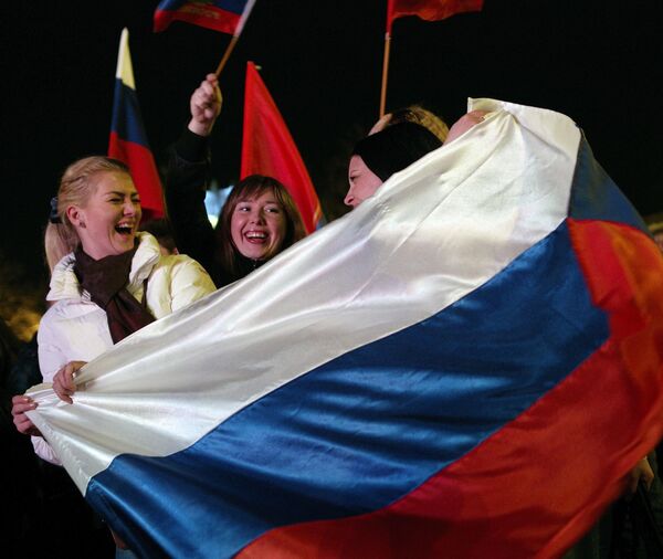塞瓦斯托波爾居民在納希莫夫廣場參加慶祝克里米亞入俄節日音樂會。 - 俄羅斯衛星通訊社