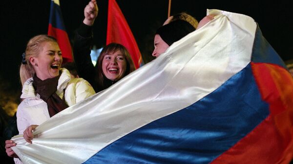 塞瓦斯托波爾居民在納希莫夫廣場參加慶祝克里米亞入俄節日音樂會。 - 俄羅斯衛星通訊社