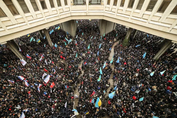 Участники массового митинга Встань на защиту Крыма у здания Верховной Рады Крыма в Симферополе