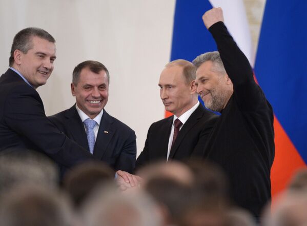 2014年3月18日，俄羅斯總統普京在克里姆林宮參加關於克里米亞共和國加入俄聯邦法案的簽字儀式。（左起：克里米亞總理阿克肖諾夫、克里米亞議會議長康斯坦丁諾夫、普京、塞瓦斯托波爾市市長恰雷） - 俄羅斯衛星通訊社