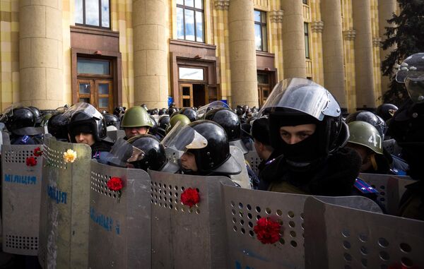 執法人員在哈爾科夫行政大樓附近舉行支持克里米亞公投的集會。 - 俄羅斯衛星通訊社