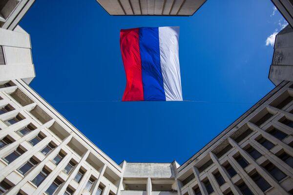 位於辛菲羅波爾的克里米亞最高委員會大樓上方懸掛著俄羅斯國旗。 - 俄羅斯衛星通訊社