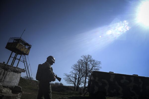 一名士兵站在塞瓦斯托波尔防空导弹师所属地区。 - 俄罗斯卫星通讯社