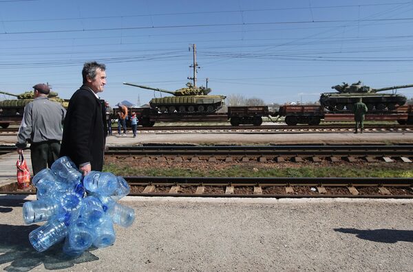 克里米亞奧斯特里亞科沃車站站台上的路人，烏克蘭軍事裝備將從該站發送。 - 俄羅斯衛星通訊社