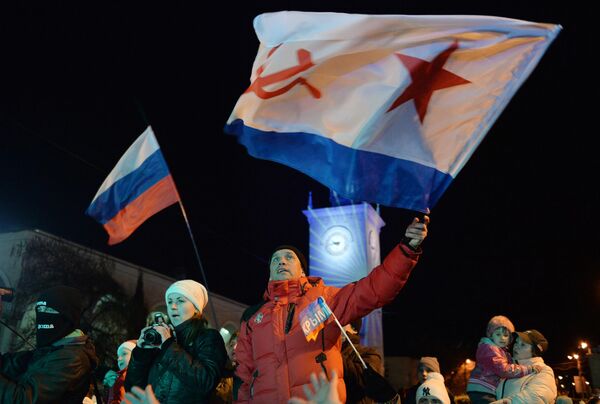 克里米亞民眾在辛菲羅波爾火車站舉行慶祝活動，慶祝時鐘改為莫斯科時間。 - 俄羅斯衛星通訊社