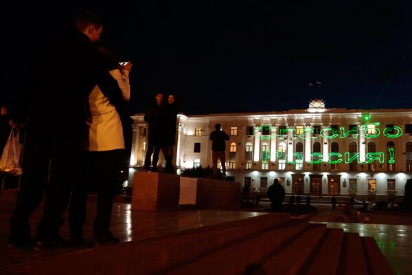 位于辛菲罗波尔的克里米亚最高委员会大楼灯光亮起。 - 俄罗斯卫星通讯社