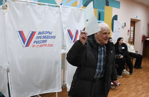 一位选民在符拉迪沃斯托克4127号投票站投票 - 俄罗斯卫星通讯社