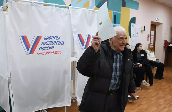 一位选夷易近在符拉迪沃斯托克4127号投票站投票 - 俄罗斯卫星通讯社