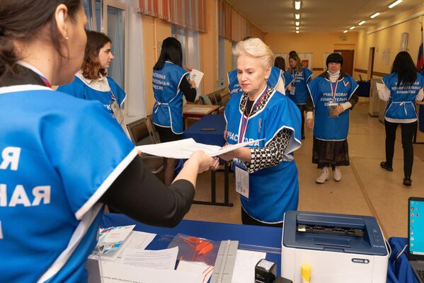 堪察加彼得巴甫洛夫斯克市选举委员会工作人员在投票站开放前收到选民名单 - 俄罗斯卫星通讯社