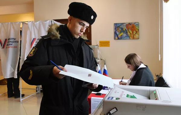 安定洋舰队军人在符拉迪沃斯托克第502号投票站投票 - 俄罗斯卫星通讯社