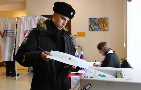 太平洋舰队军人在符拉迪沃斯托克第502号投票站投票 - 俄罗斯卫星通讯社