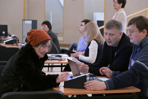 莫斯科选举委员会工作人员正在为当地民众登记 - 俄罗斯卫星通讯社