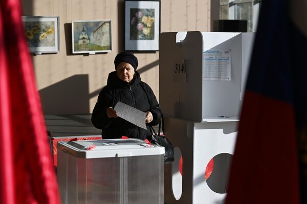 位于莫斯科的一个投票站 - 俄罗斯卫星通讯社