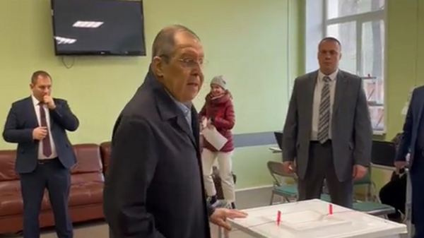 俄外长拉夫罗夫在俄总统选举中投票 - 俄罗斯卫星通讯社