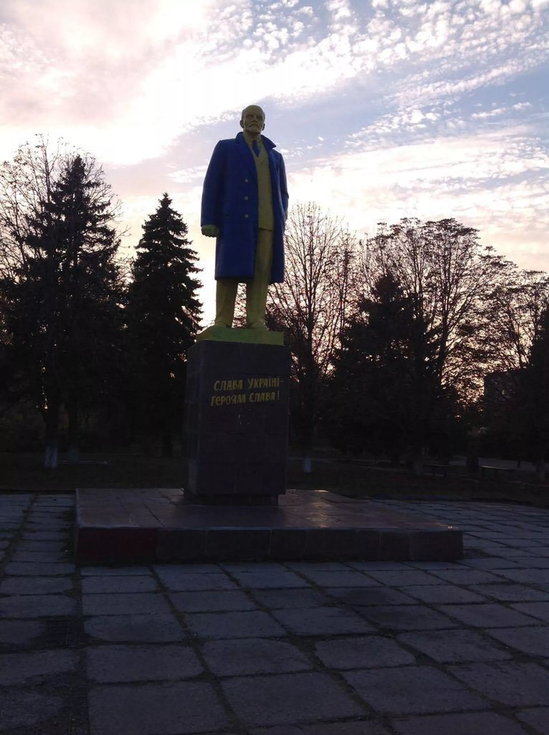 памятник Ленину, перекрашенные в цвета флага Украины, националистический лозунг на постаменте
 - 俄羅斯衛星通訊社, 1920, 15.03.2024