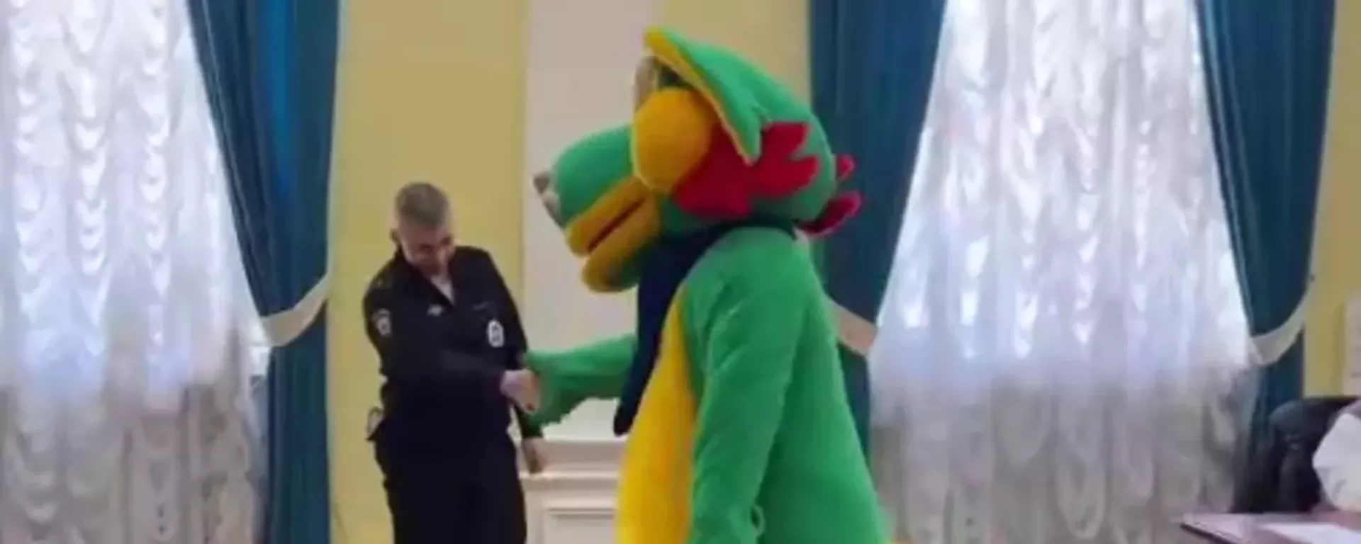 莫斯科州一名穿著綠龍服裝的選民現身投票站 - 俄羅斯衛星通訊社, 1920, 15.03.2024
