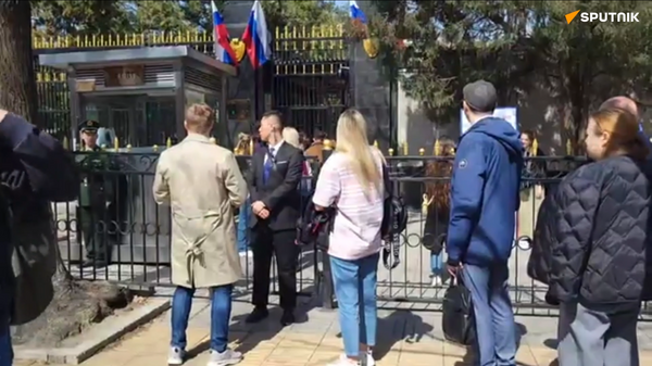 俄罗斯公民在北京大使馆排队参加总统选举投票 - 俄罗斯卫星通讯社