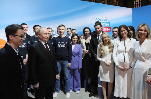 3月17日，俄罗斯总统候选人、现总统普京在选举总部与代表会面。 - 俄罗斯卫星通讯社