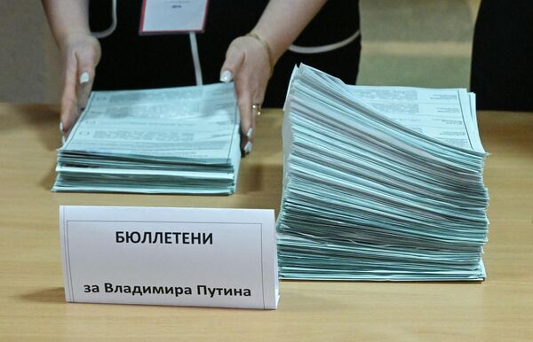 盧甘斯克人民共和國一個投票站正在統計投票。 - 俄羅斯衛星通訊社