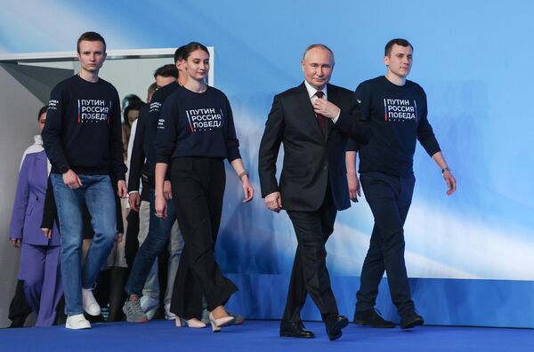 3月17日，俄罗斯总统候选人、现总统普京访问其竞选总部。 - 俄罗斯卫星通讯社