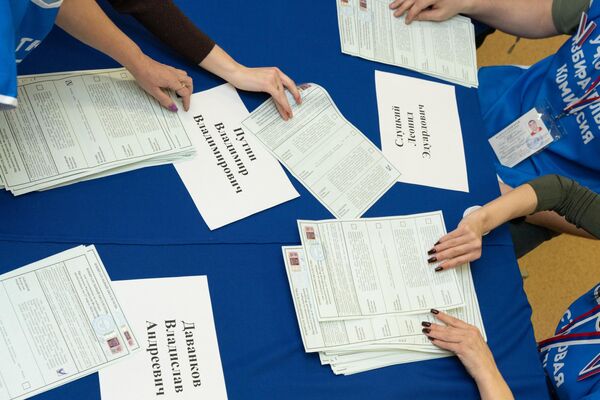 工作人员在堪察加彼得巴甫洛夫斯克第42号投票站计票。 - 俄罗斯卫星通讯社