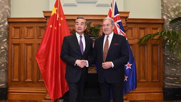王毅同新西兰副总理兼外长彼得斯会谈 - 俄罗斯卫星通讯社