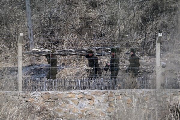 2024年2月27日，从吉林省图们市看到的朝鲜一侧的士兵。 - 俄罗斯卫星通讯社