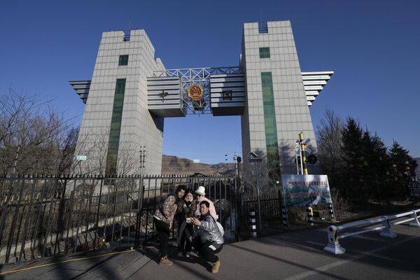 2024年2月26日，游客在中朝图们市口岸拍照留影。 - 俄罗斯卫星通讯社