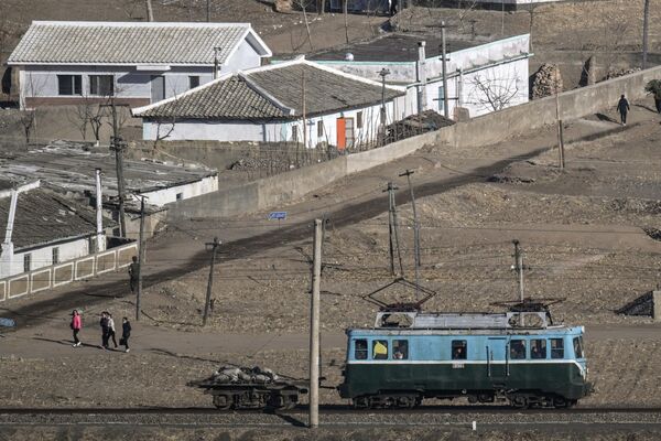 2024年2月26日，从吉林省图们市看到的朝鲜南阳市一侧的有轨电车，这辆电车拉着一辆平板拖车。 - 俄罗斯卫星通讯社