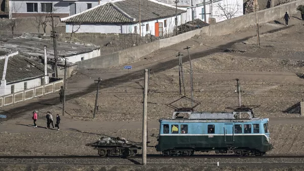 从吉林省图们市看到的朝鲜南阳市一侧的有轨电车 - 俄罗斯卫星通讯社