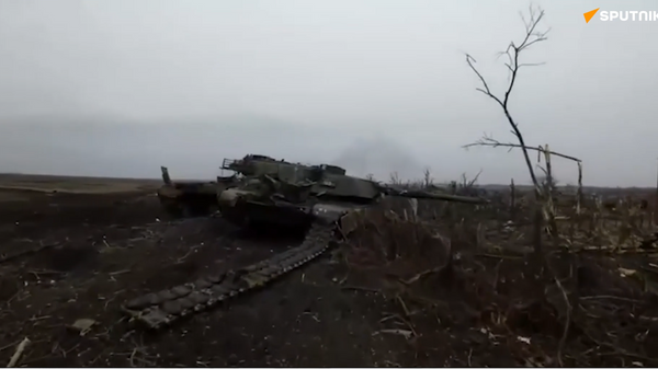俄軍官兵前出查看西方明星坦克殘骸 - 俄羅斯衛星通訊社