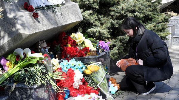 克罗库斯恐袭案遇难者哀悼日滨海边疆区降半旗致哀 - 俄罗斯卫星通讯社
