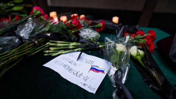 К Посольству России в Пекине продолжают нести цветы - 俄罗斯卫星通讯社