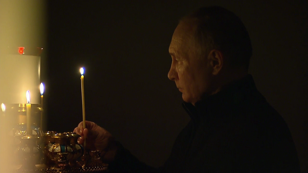 普京在新奥加廖沃教堂点燃蜡烛 - 俄罗斯卫星通讯社