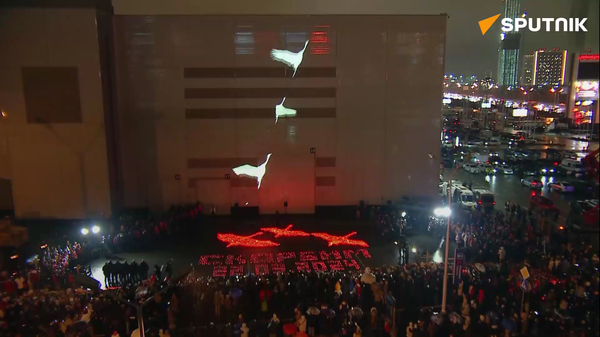 莫斯科番紅花城市大廳大樓上出現“仙鶴”投影，悼念恐怖襲擊遇難者 - 俄羅斯衛星通訊社