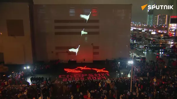 莫斯科番红花城市大厅大楼上出现“仙鹤”投影，悼念恐怖袭击遇难者 - 俄罗斯卫星通讯社
