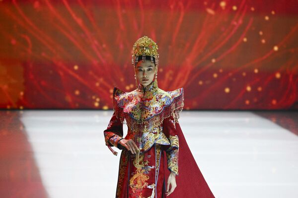 北京中国国际时装周上，模特身穿设计师张效奇的作品。 - 俄罗斯卫星通讯社