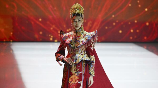 北京中國國際時裝周上，模特身穿設計師張效奇的作品 - 俄羅斯衛星通訊社