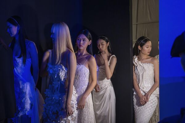 北京中國國際時裝周上，模特為設計師盛湘喬的時裝秀候場。 - 俄羅斯衛星通訊社