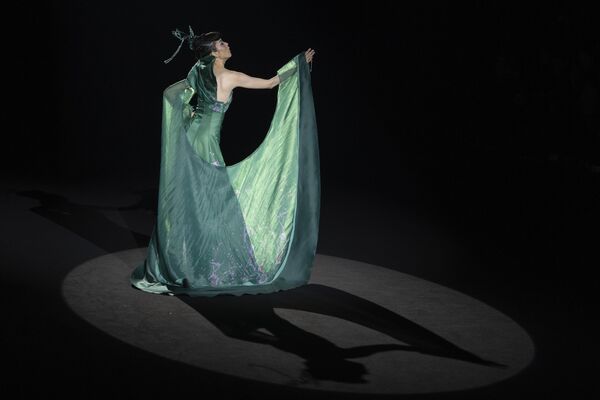 模特在中國國際時裝週期間展示設計師薄濤的作品。 - 俄羅斯衛星通訊社