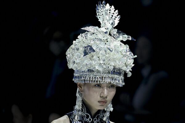 北京中國國際時裝周上，模式展示設計師張效奇Loolayy系列作品。 - 俄羅斯衛星通訊社