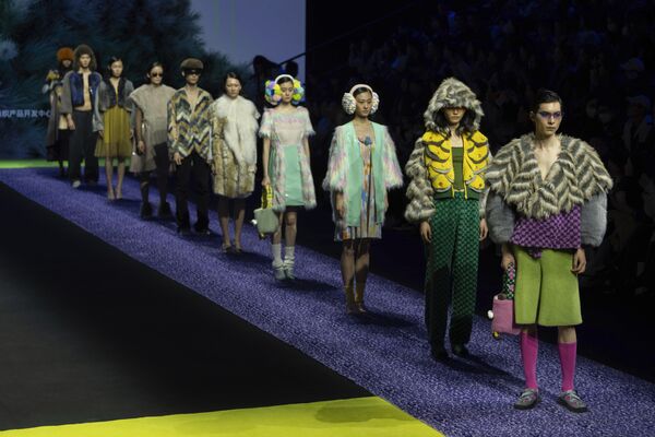 北京中国国际时装周期间，模特在“纬一中国环保人造皮草流行趋势秀”上展示最新设计。 - 俄罗斯卫星通讯社